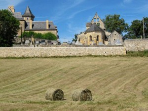 L'église, sise à côté du château