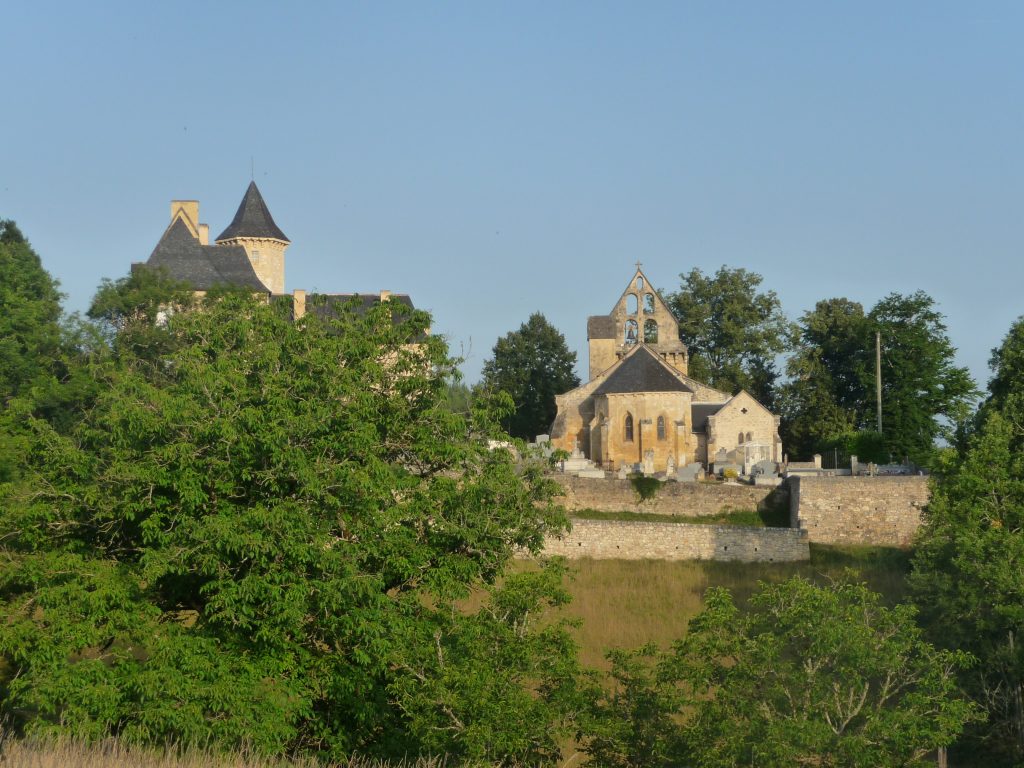 L'eglise et le chateau de Nadaillac de Rouge
